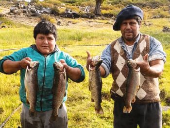 Una familia dedicada a la cría de truchas.