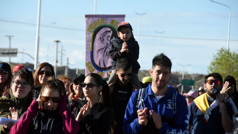 La fe de los peregrinos se renueva todos los años con una multitud que ingresa a Centenario para pedir por trabajo y salud. La fe de los peregrinos se renueva todos los años con una multitud que ingresa a Centenario para pedir por trabajo y salud.