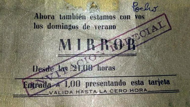 Una de las históricas tarjetas de invitación que se repartían en el área centro de la ciudad. 