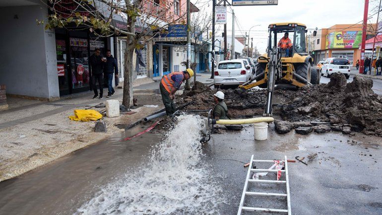 Pechi y el EPAS se cruzaron por caños rotos en el Bajo