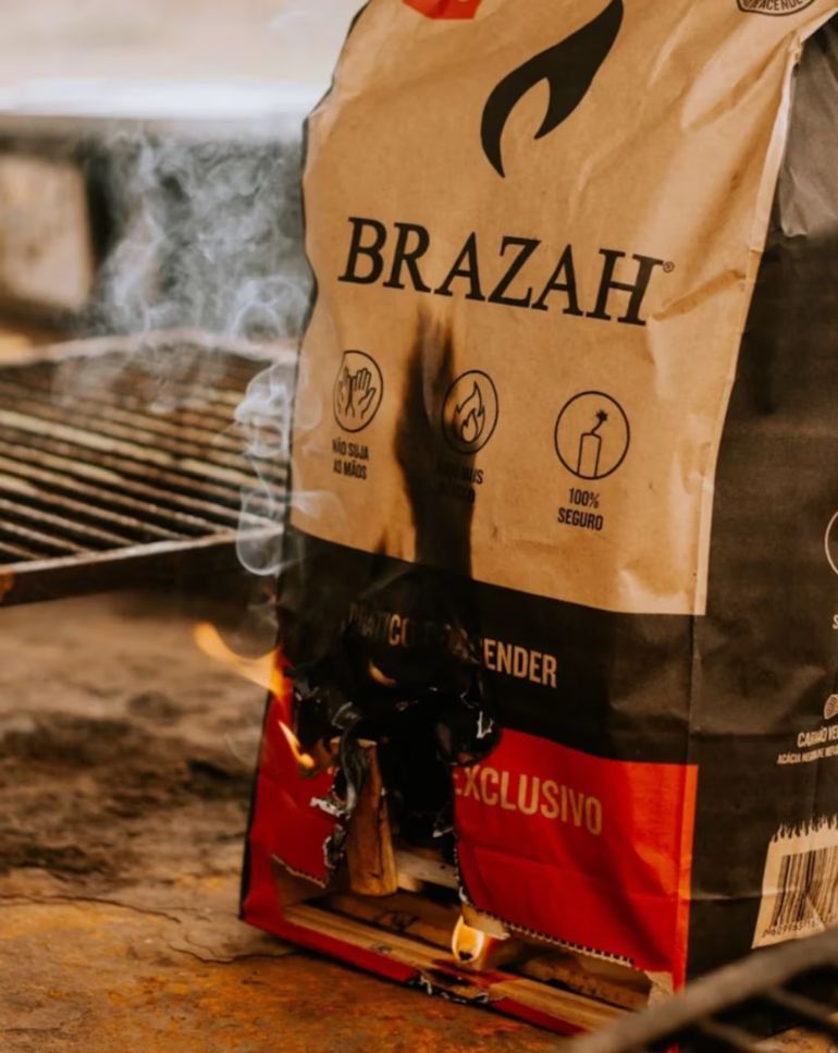 Para prender el fuego del asado en un 1 minuto, en Brasil ya ofrecen un producto que es tendencia: un carbón listo para usar -presentado en un paquete cerrado- que incluye una mecha incorporada en la base y pequeñas maderas. Para prender el fuego del asado en un 1 minuto, en Brasil ya ofrecen un producto que es tendencia: un carbón listo para usar -presentado en un paquete cerrado- que incluye una mecha incorporada en la base y pequeñas maderas.