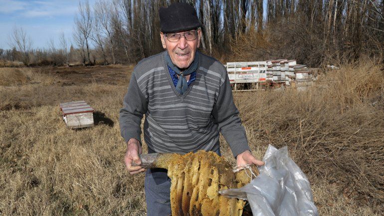 Felipe muestra lo que mejor sabe hacer: miel artesanal de alta calidad. La vende en la Feria del Trueque de Centenario donde tiene cientos de clientes. Maneja una Chevrolet hasta Peñas Blancas