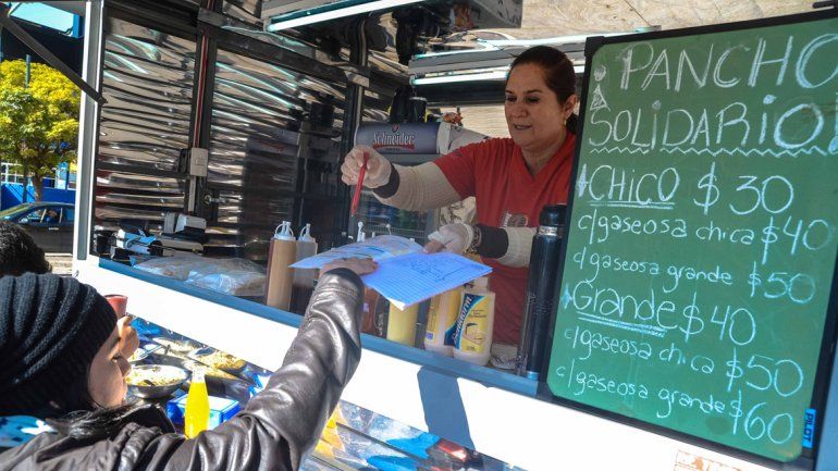 Un pancho y la posibilidad de comprar uno pendiente. Alicia ya consiguió 50 personas solidarias.