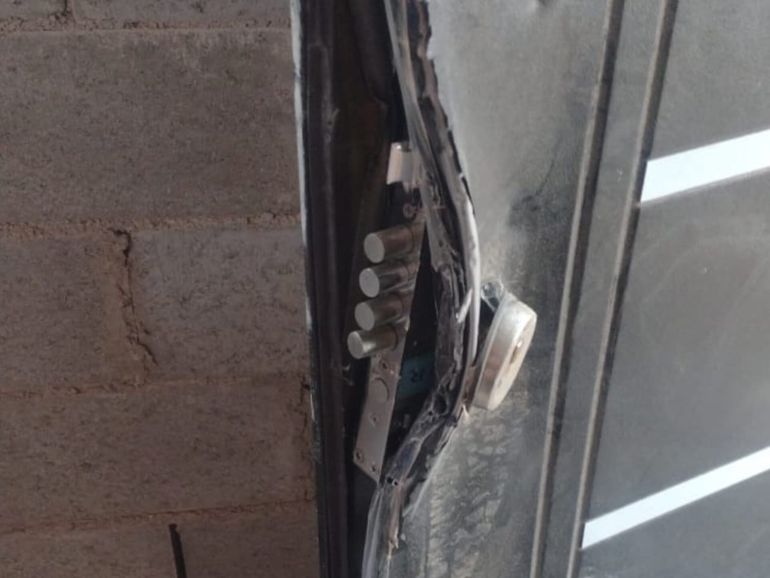 El delincuente reventó una puerta de máxima seguridad para llevarse pertenencias del interior de la vivienda. El delincuente reventó una puerta de máxima seguridad para llevarse pertenencias del interior de la vivienda.