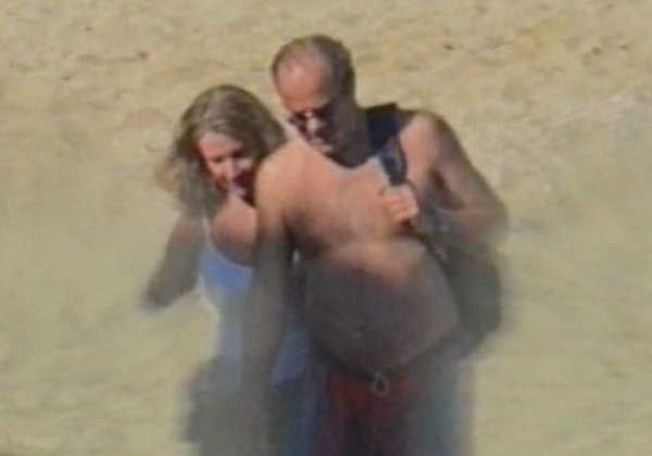 Polémicas fotos del obispo Bargalló con una mujer en playa mexicana