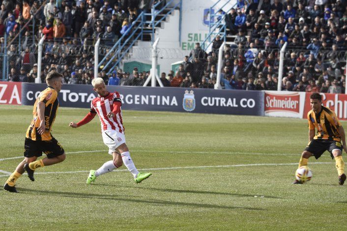 Gata Fernández en un partido del Pincha en Cutral Co por la Copa Argentina.