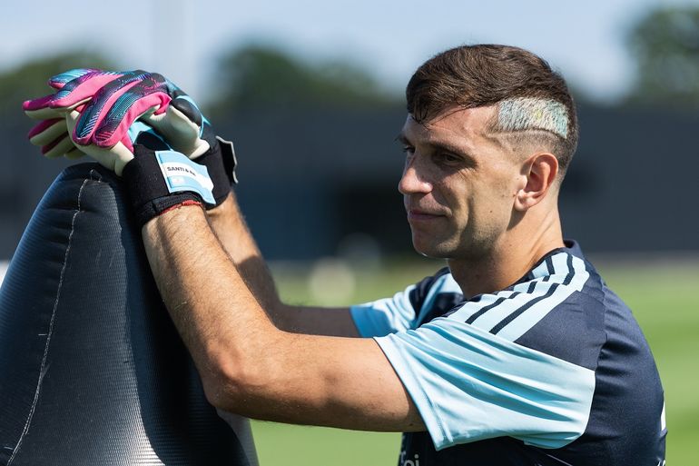 Dibu Martínez: La mano me duele todos los días