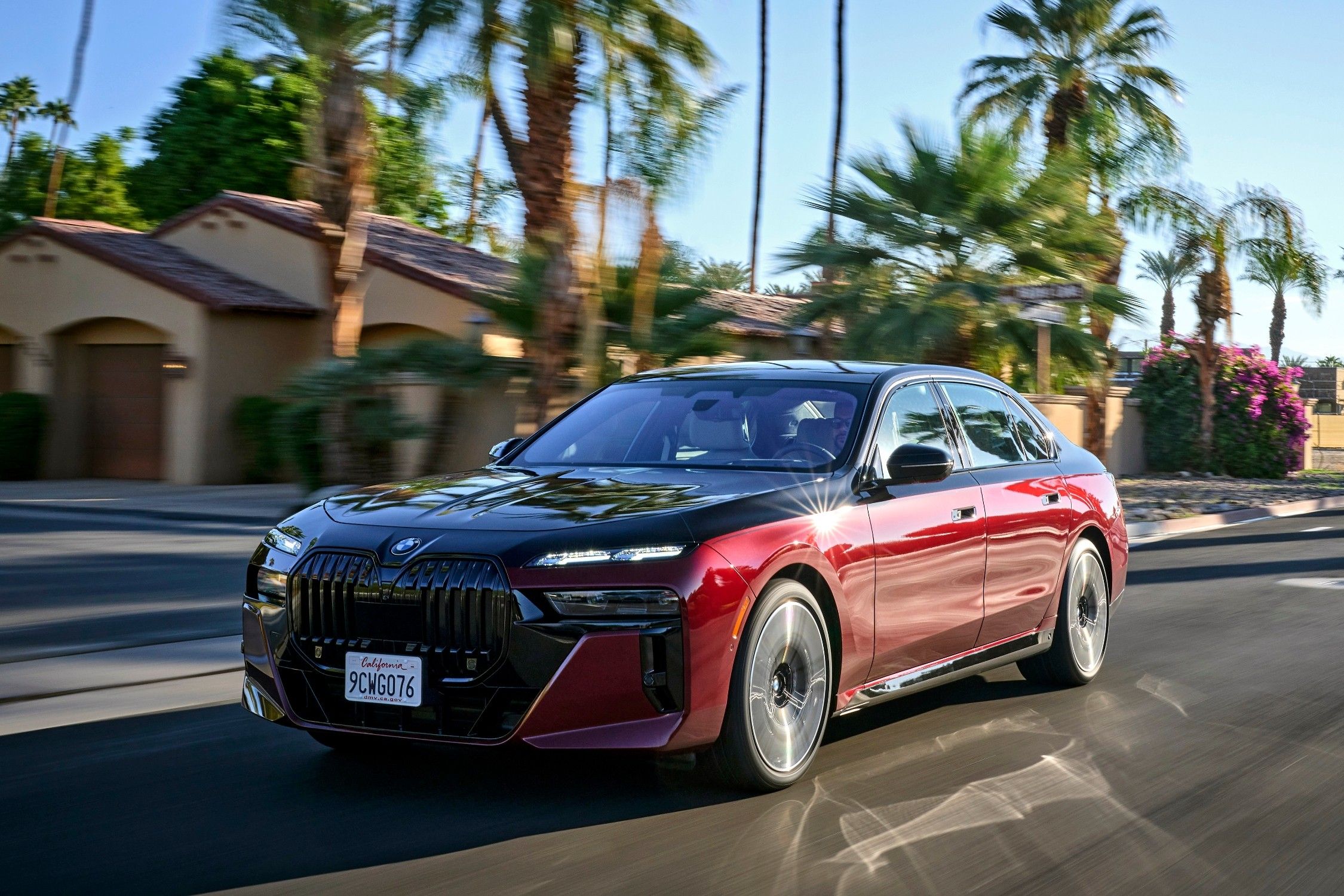 La carrocería bicolor del BMW Serie 7 760i xDrive lo define como lo que es: un auto único.