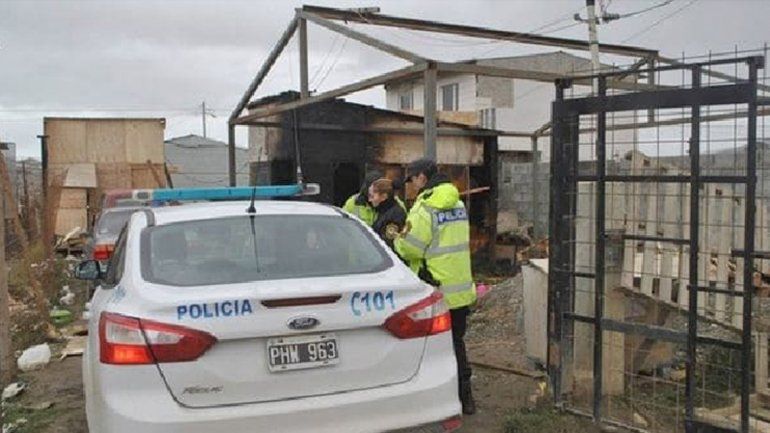 El 13 de mayo los dos hermanitos murieron dentro de la casilla que se prendió fuego. El caso dio un dramático giro. La Justicia procesó al padrastro de los nenes (foto). El juez dictó la falta de mérito a otros familiares.