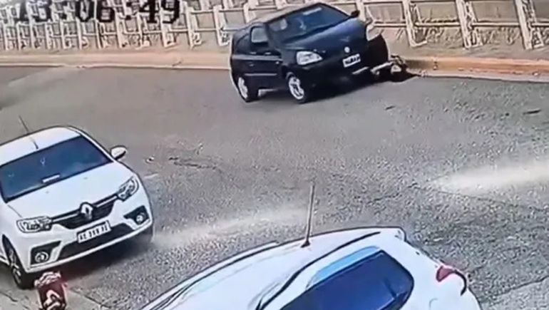 Video: bajó a revisar el motor sin poner el freno de mano y su propio auto la aplastó.