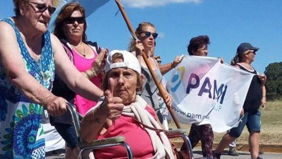 Jubilados marcharon contra el cierre de oficinas del PAMI