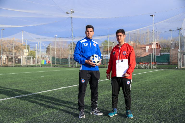 La metodología de trabajo del centro es valorar las cualidades técnicas, tácticas, físicas y psicológicas del jugador, señalaron Simón Del Pino y Guillermo Gómez, quienes están al frente del Centro de Formación y Captación de Argentinos Juniors en Neuquén desde hace tres años. La metodología de trabajo del centro es valorar las cualidades técnicas, tácticas, físicas y psicológicas del jugador, señalaron Simón Del Pino y Guillermo Gómez, quienes están al frente del Centro de Formación y Captación de Argentinos Juniors en Neuquén desde hace tres años.