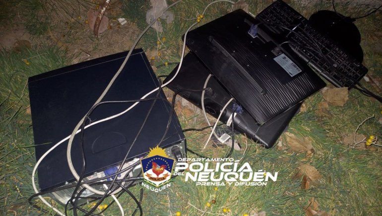 Los pescaron robando computadoras de un jardín y huyeron