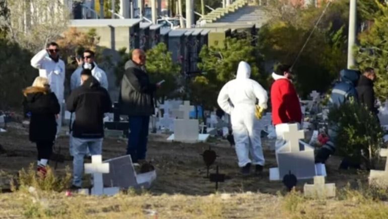 Búsqueda de Iván Torres en Chubut: un cementerio lleno de tumbas abiertas y la angustia de la madre.