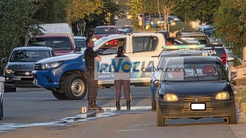 Terror: una balacera interrumpió el entrenamiento de un equipo de fútbol infantil | LM Neuquen Terror: una balacera interrumpió el entrenamiento de un equipo de fútbol infantil