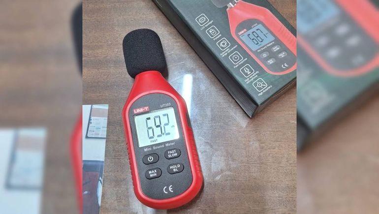 El decibelímetro para medir los ruidos molestos de las motos con escape libre en Centenario. El decibelímetro para medir los ruidos molestos de las motos con escape libre en Centenario.