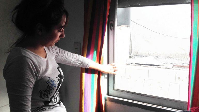 Victoria señalando la ventana por la que presume que entraron los delincuentes. La abertura no fue forzada.