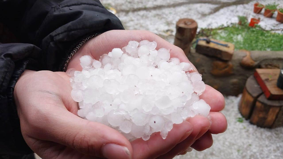 El granizo castigó duro a Mariano Morenos durante 20 minutos