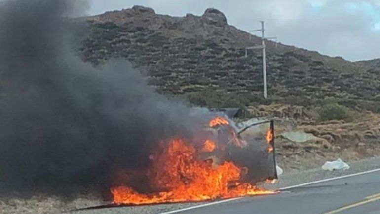 Sintió olor a quemado, se tiró a la banquina y se le prendió fuego la camioneta