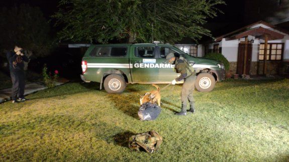 El hombre de Zapala atrapado con los ladrillos de marihuana fue interceptado por personal de Gendarmería.