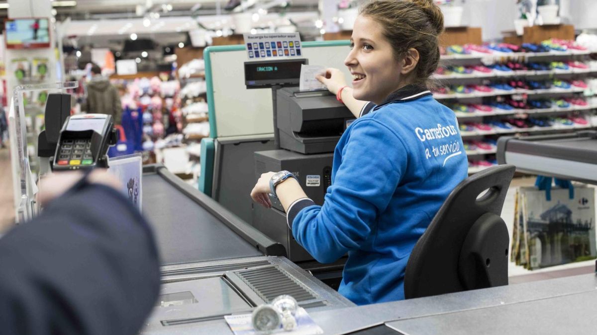 Supermercados ofrecen empleo con sueldos desde 900 mil pesos: cómo postularse