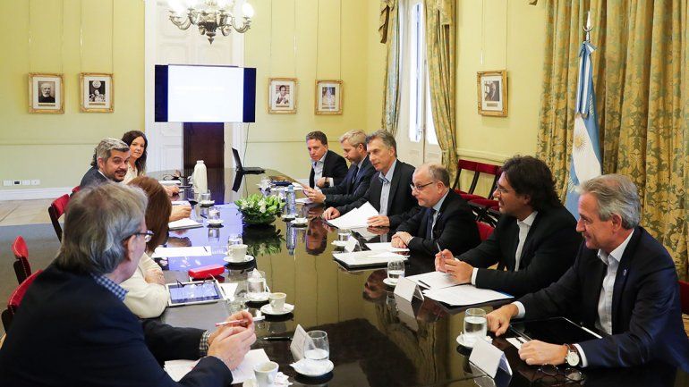 El Gobierno firmó y habrá bono para el sector privado