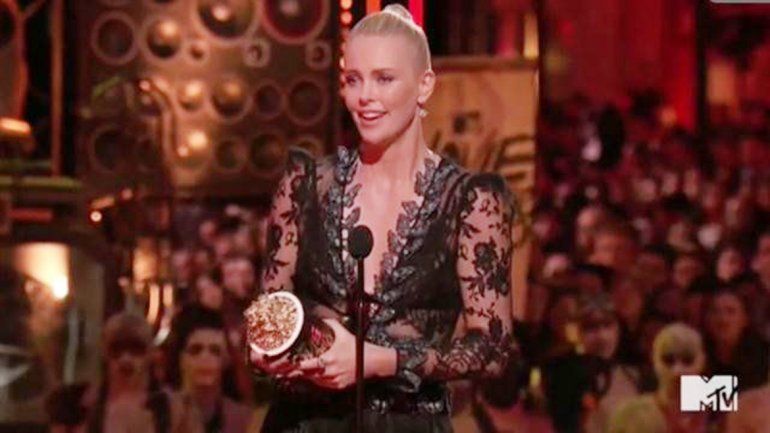 Charlize Theron ganó como mejor interpretación femenina (Mad Max).