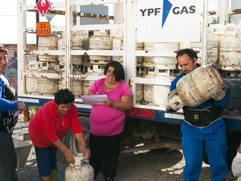 Un camión garrafero distribuyendo gas envasado en un barrio de la ciudad de Neuquén.