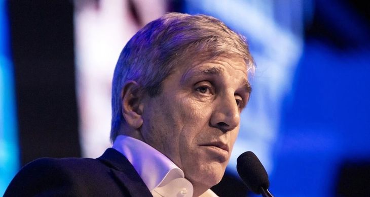 El ministro Caputo insiste ante los empresarios y economistas que mantendrá la devaluación de la paridad oficial a una tasa del 2% mensual, por lo menos hasta fin de año. El ministro Caputo insiste ante los empresarios y economistas que mantendrá la devaluación de la paridad oficial a una tasa del 2% mensual, por lo menos hasta fin de año.