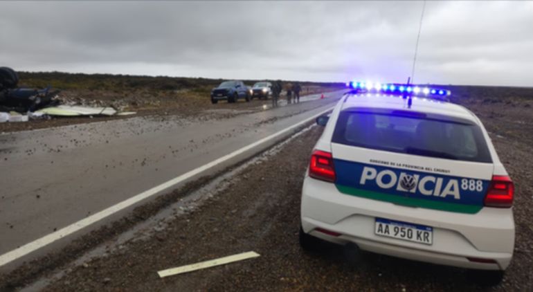 El vuelco del camión de una pesquera se produjo en el kilómetro 1.685 de la ruta 3, aproximadamente a mitad de camino entre Comodoro Rivadavia y Trelew. El vuelco del camión de una pesquera se produjo en el kilómetro 1.685 de la ruta 3, aproximadamente a mitad de camino entre Comodoro Rivadavia y Trelew.