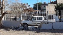 fuertisimo choque: una camioneta se estrello contra la reja de una escuela