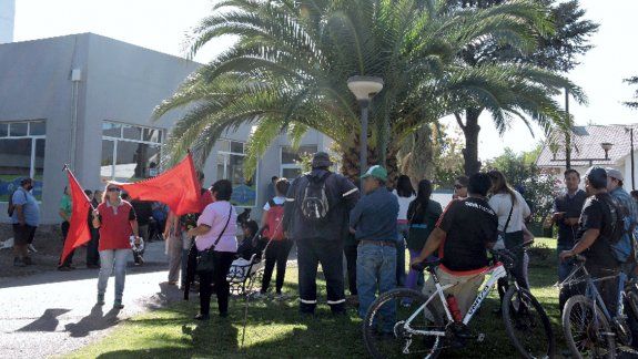 Los afiliados al SEMP, ayer, en las puertas del municipio de Plottier.