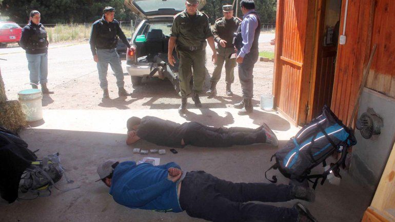 Dos de los burreros detenidos con el dinero y las mochilas en las que iban a volver con la droga a Chile.