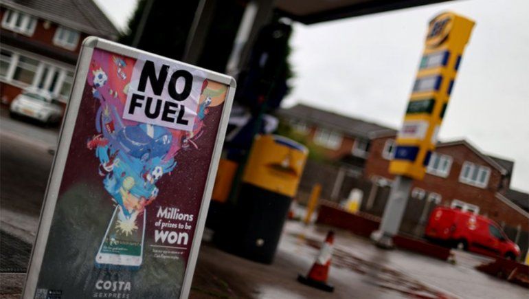 Crisis de combustibles: Boris Johnson dice que hay planes de suministro