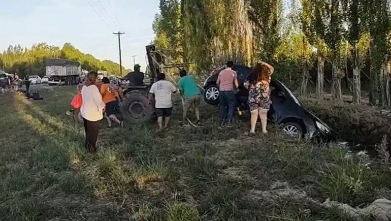 Perdió el control del auto y terminó adentro de un desagüe
