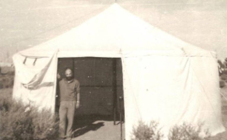 Padre Ítalo en la carpa que dio origen al Hogar.