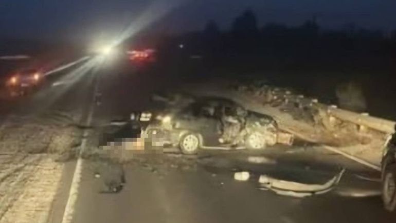 El vehículo y la Ford Ranger quedaron destruidos muy cerca de Añelo. Foto: Centenario Digital.
