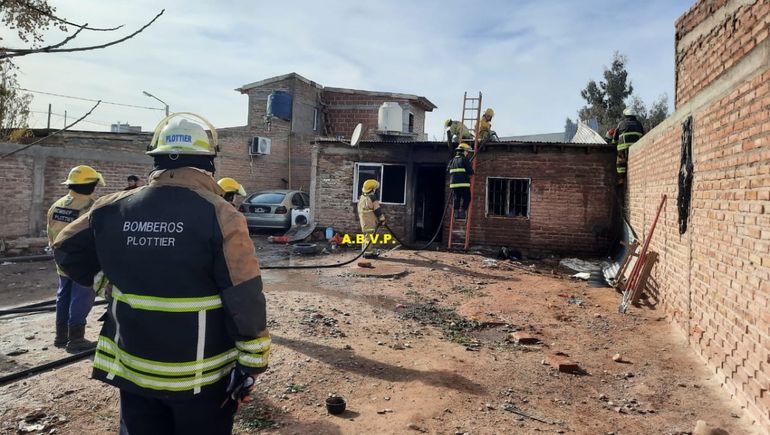 Los daños en la vivienda fueron totales. (Foto: Gentileza Bomberos Voluntarios Plottier) Los daños en la vivienda fueron totales. (Foto: Gentileza Bomberos Voluntarios Plottier)