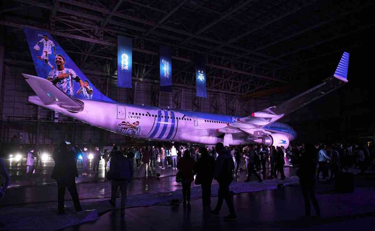 La AFA, YPF y Aerolíneas presentaron el avión que llevará a los hinchas al Mundial