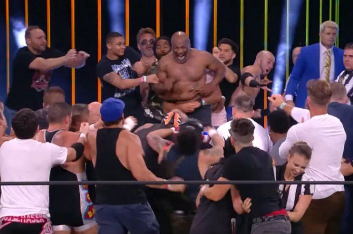 Tyson, furioso: se rompió la remera e inició batalla campal