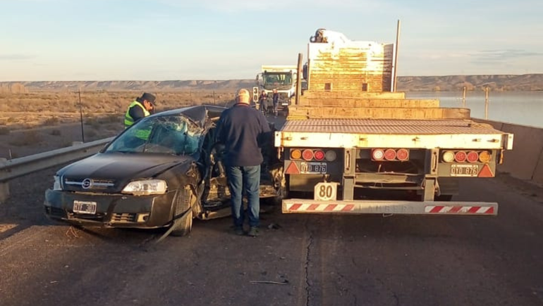 Un hombre murió tras un violento choque entre un camión y un auto en El Chañar