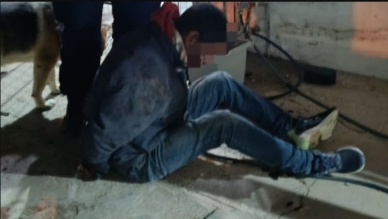 Cuando la policía de Chubut llegó a la casa, encontró al intruso reducido y con algunas lesiones en el rostro. Cuando la policía de Chubut llegó a la casa, encontró al intruso reducido y con algunas lesiones en el rostro.