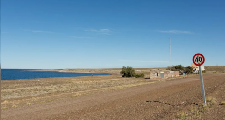 La ruta provincial 1, de ripio, al llegar a Cabo Raso, en Chubut.