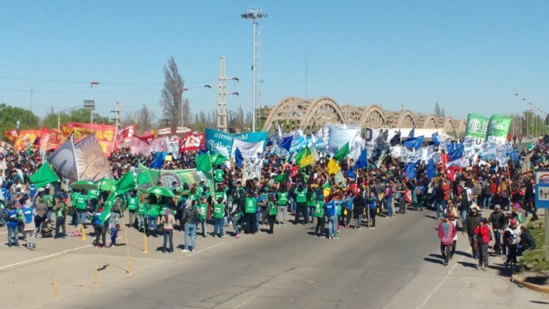 Estatales, estudiantes y organizaciones sociales coparon los puentes carreteros