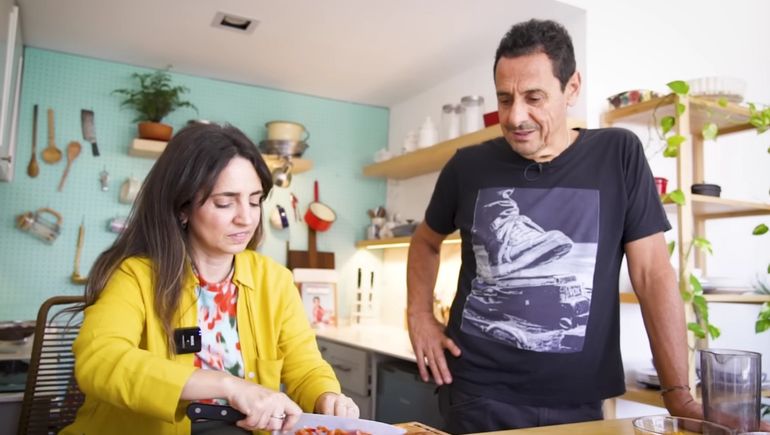 Ricardo Mollo y Paulina en la cocina.