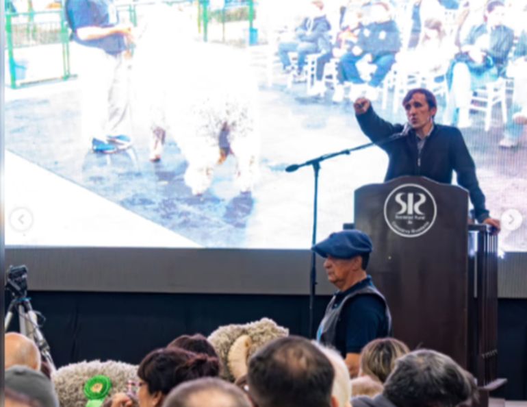 El remate en la 88° exposición ganadera de Comodoro Rivadavia. El remate en la 88° exposición ganadera de Comodoro Rivadavia. 