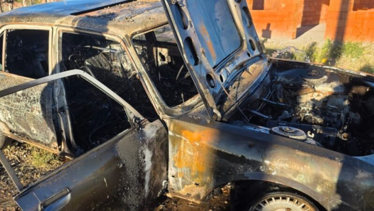 Incendio intencional de un auto en Centenario