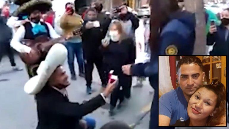 Le propuso matrimonio con los mariachis, afuera de una comisaría