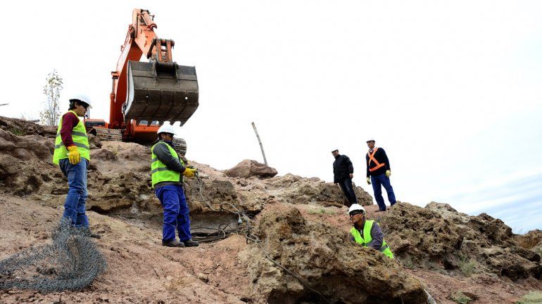 Un equipo de obreros municipales removió rocas gigantes de la barda.