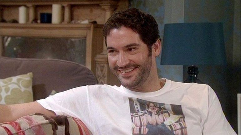Tom Ellis durante la serie Miranda, estrenada en 2009